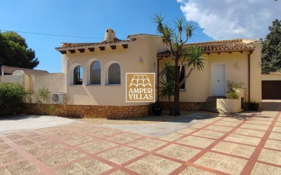 Koselig villa, alt i en etasje, veldig solrik, med privatliv, i Altea, Costa Blanca.